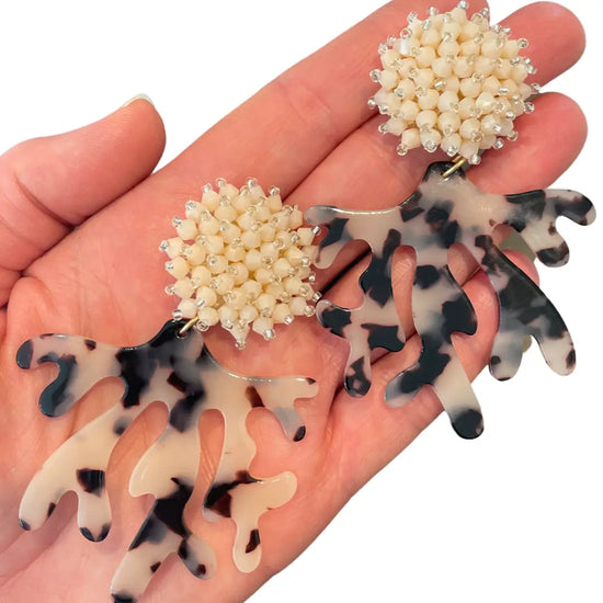 Load image into Gallery viewer, Tortoiseshell Coral Cluster Earrings
